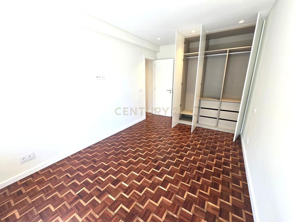 Apartamento T3 totalmente remodelado em Almada - Image 13