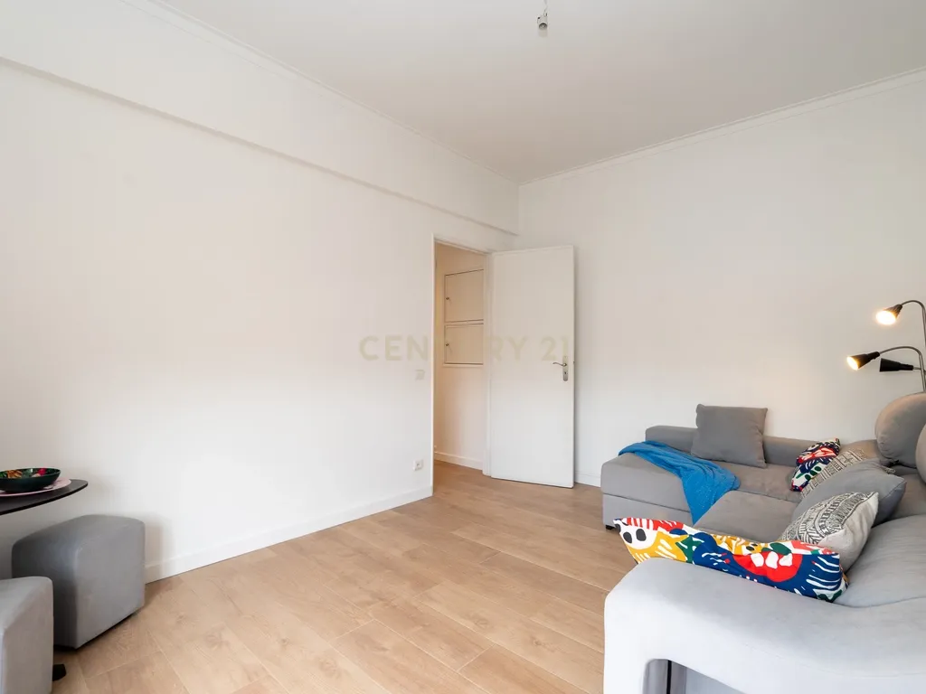 T2 Renovado em Odivelas — Conforto, Luz Natural e Localização Privilegiada - Image 8