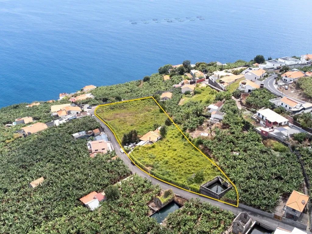 Terreno com 6.896m² e Moradia com Vista Mar - Image 11