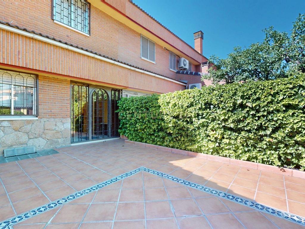 Apartamento Espaçoso com Vista para a Cidade e Montanha em Madrid - Image 40
