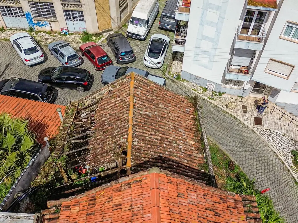 Oportunidade para Investidores - Casa Centenária no Alto de Algés - Image 4