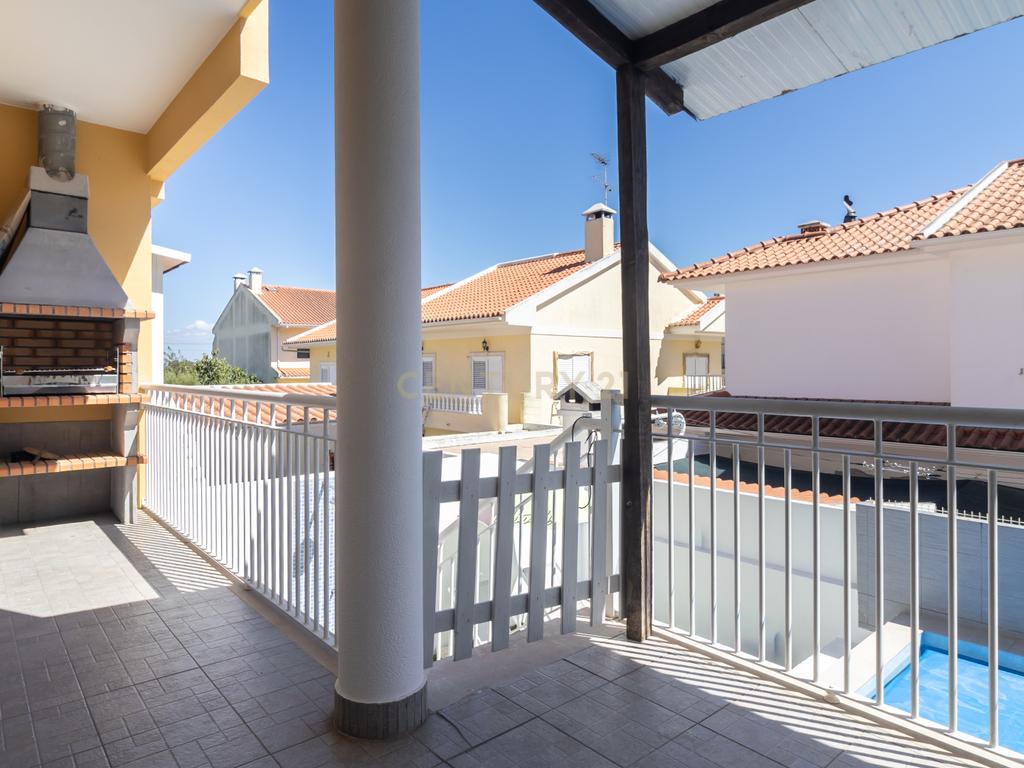 Moradia T3 com Piscina e Excelentes Áreas nos Foros de Amora - Image 16