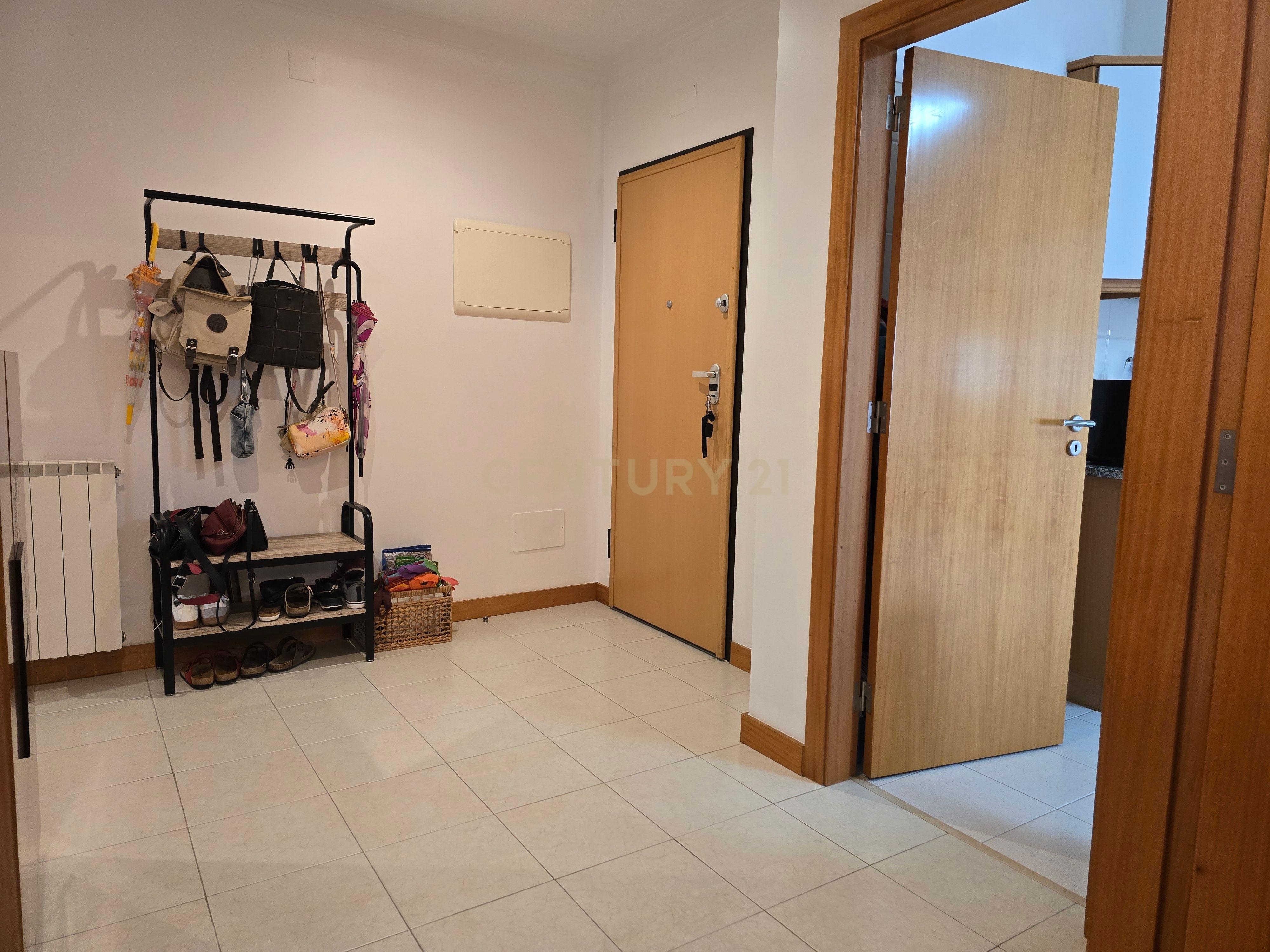Fotografia 10 de Apartamento T3 com Excelentes Áreas e Garagem na Urbanização Moinho do Guizo – Mina de Água, Amadora
