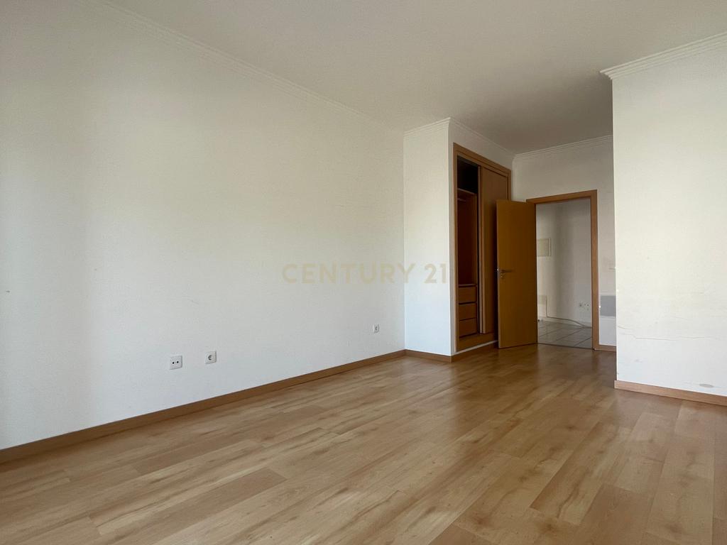 Apartamento T3, com Varandas e 3 Lugares de estacionamento, no Pinhal Novo - Image 12