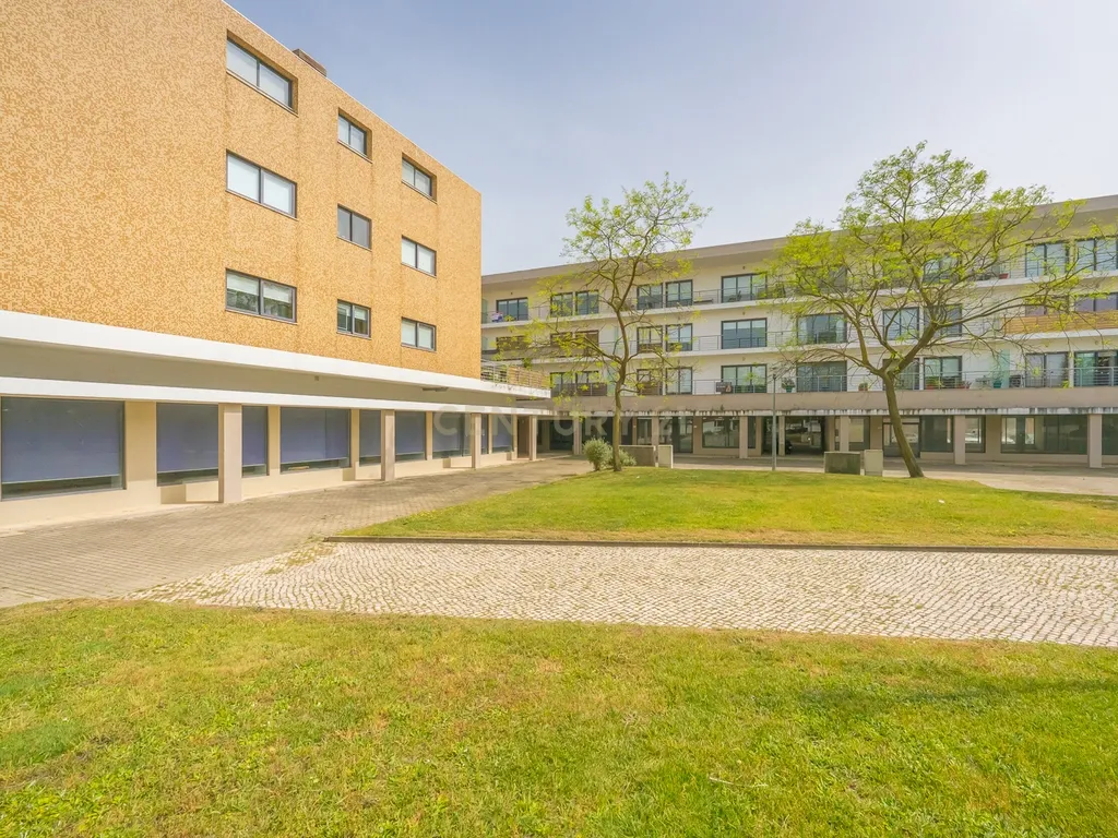 Apartamento T3 com Duas Varandas, Garagem Box e Lugar de estacionamento na Vila Serena, Pinhal Novo - Image 53