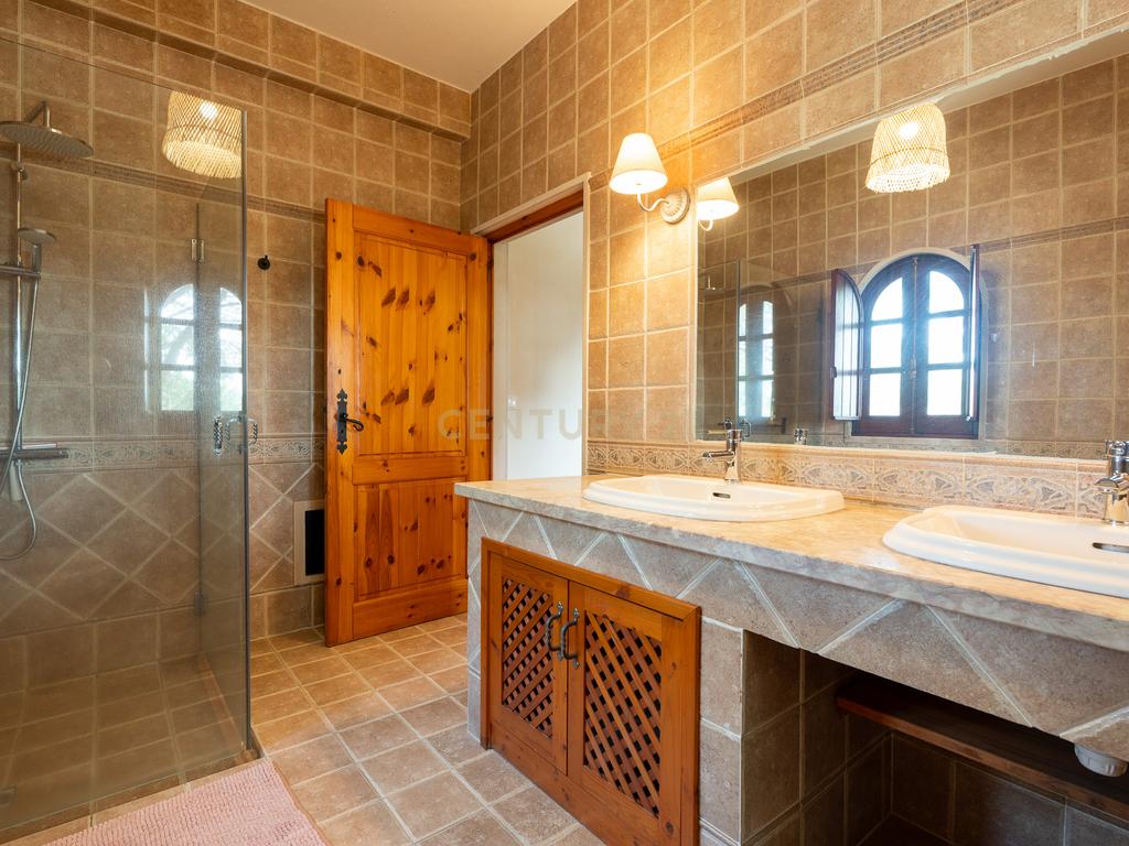 Fabulosa Quinta com lote de terreno de 22.381 m2, onde se encontra inserida uma moradia composta por dois pisos, com uma área bruta de 623 m2, uma área útil de 304 m2 e uma área bruta dependente de 319 m2, localizada em Santo Isidro de Pegões, na zona de Pegões, a pouca distância das belas praias de Setúbal. - Image 70