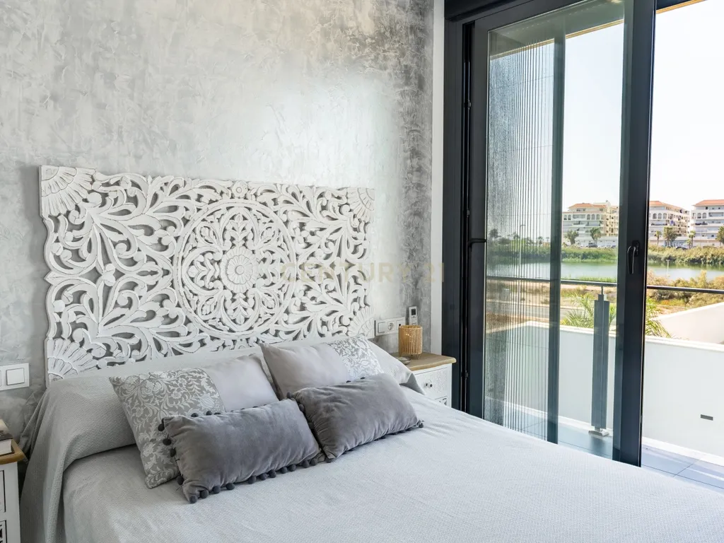 Luxuosa Moradia T4 com Vista Mar e Piscina em Almería - Image 45