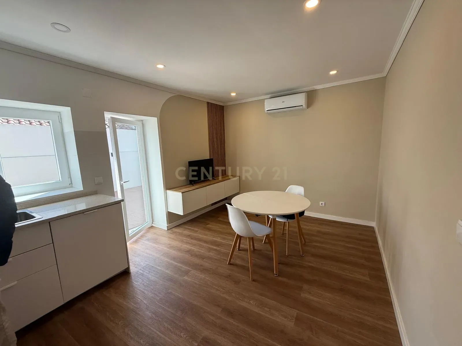 Fotografia 8 de Apartamento Renovado em Loures com Terraço e Boa Exposição Solar