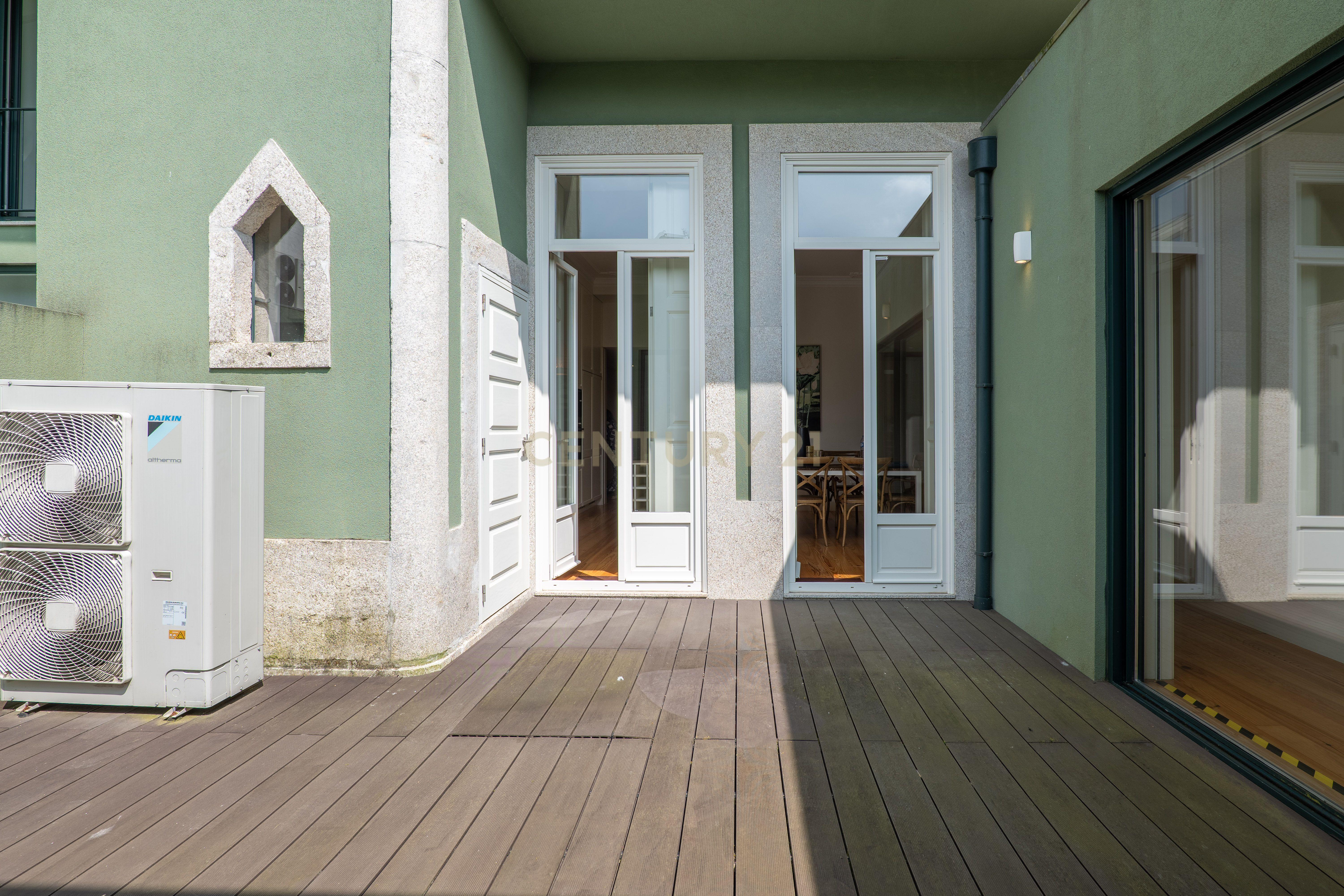 Requintado Apartamento T3 com Terraço no Coração do Porto - Image 27