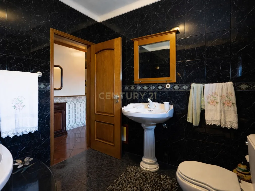OPORTUNIDADE ÚNICA NA LOUSÃ – MORADIA COM GRANDE POTENCIAL (habitação e comércio) - Image 13