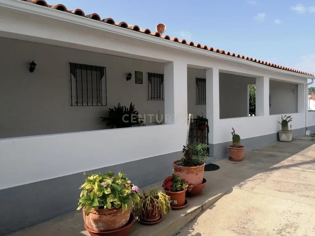 Moradia Térrea T3 com quintal e sótão, Guadalupe, Évora - Image 2