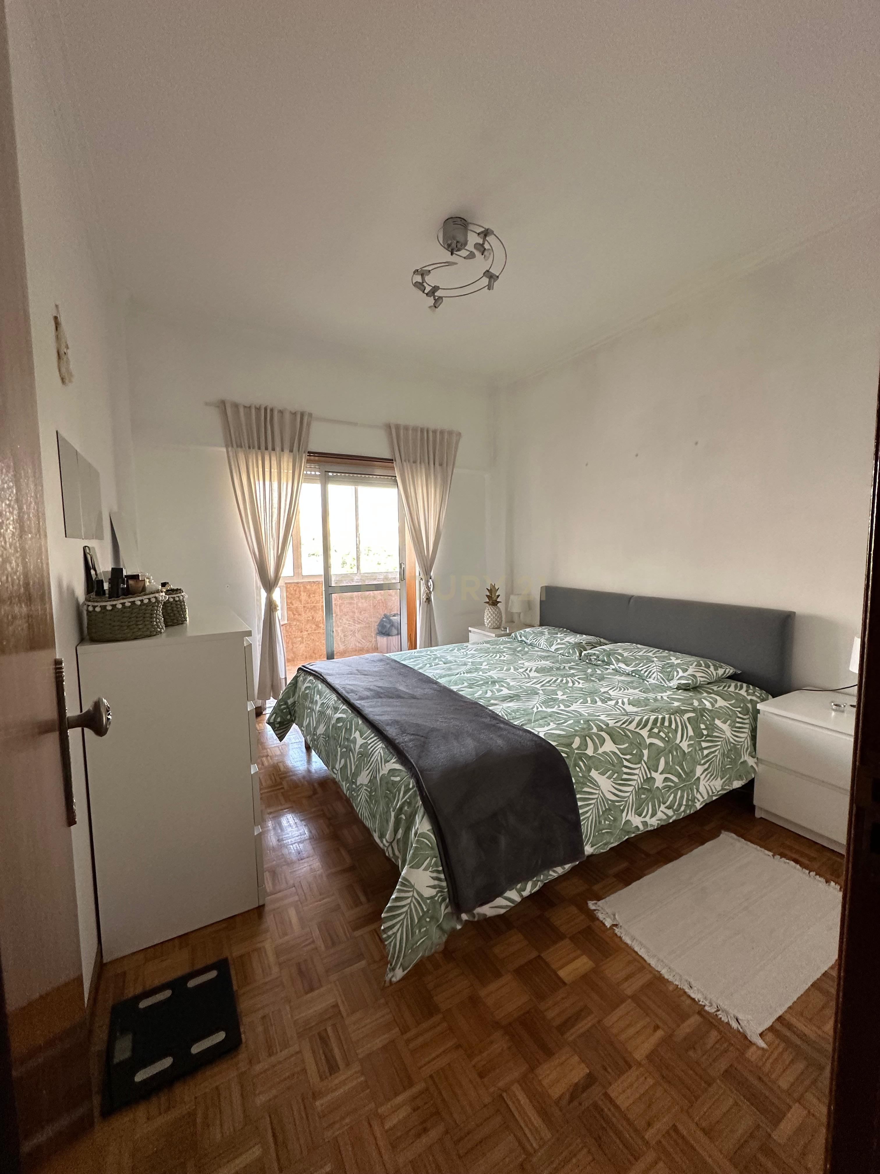 Apartamento T2 com Vista Privilegiada em Amadora - 250.000€ - Image 4