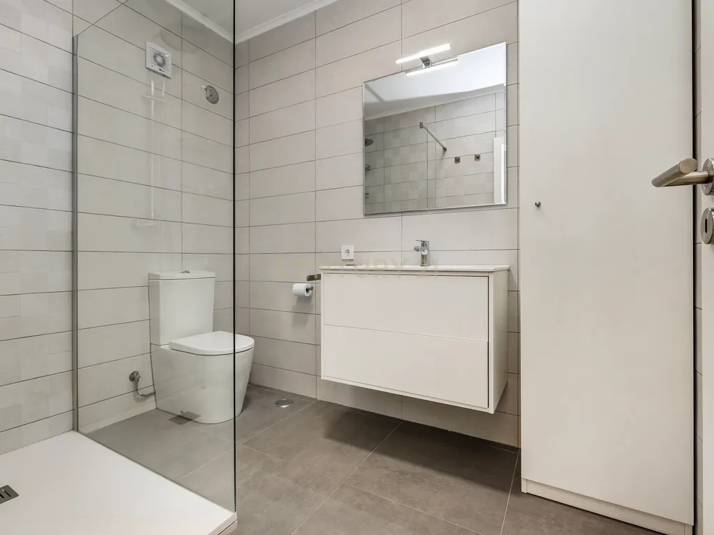 T3 RENOVADO COM VARANDAS E PARQUEAMENTO, EM ALMADA - Image 17