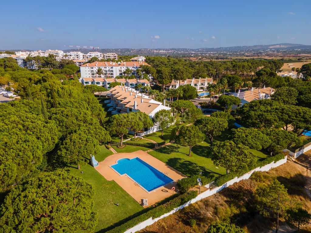 Moradia com Piscina na Praia da Falésia em condomínio privado com grande Jardim. - Image 2