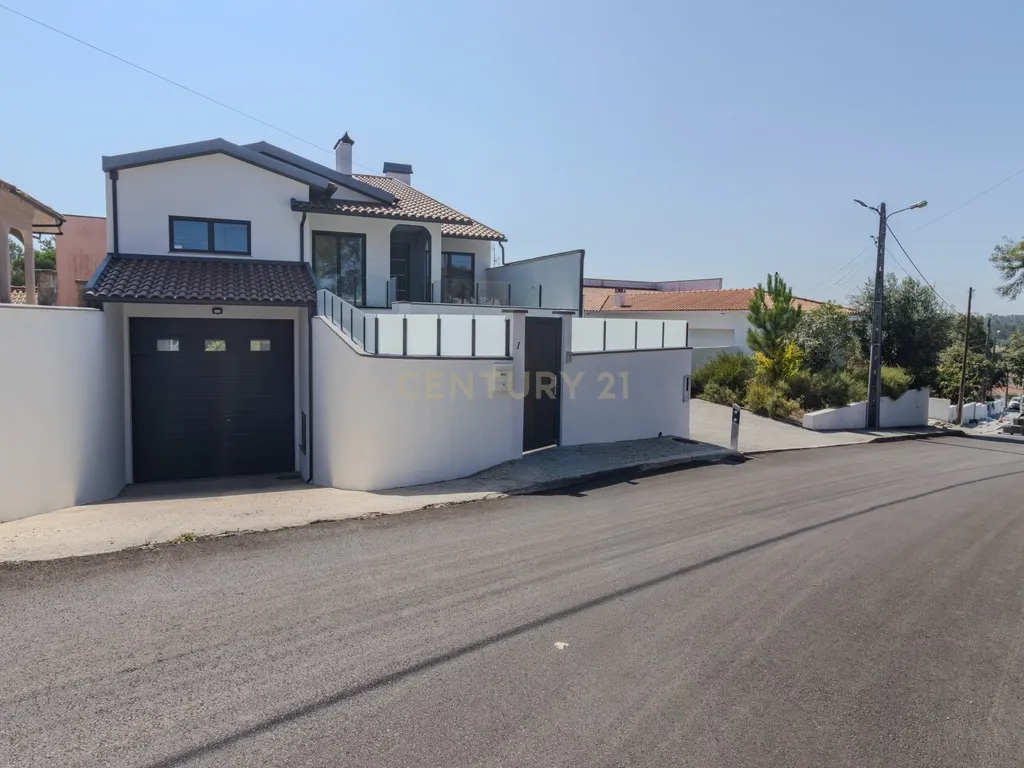 Propriedade Totalmente Renovada com Armazém/Garagem de Grande Dimensão e Piscina em Monte Real - Image 44