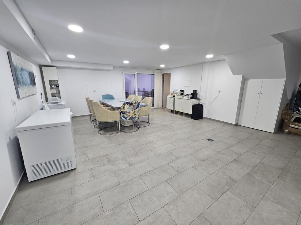 Moradia T4+1 de Luxo em Famões – Elegância, Conforto e Localização Premium - Image 20