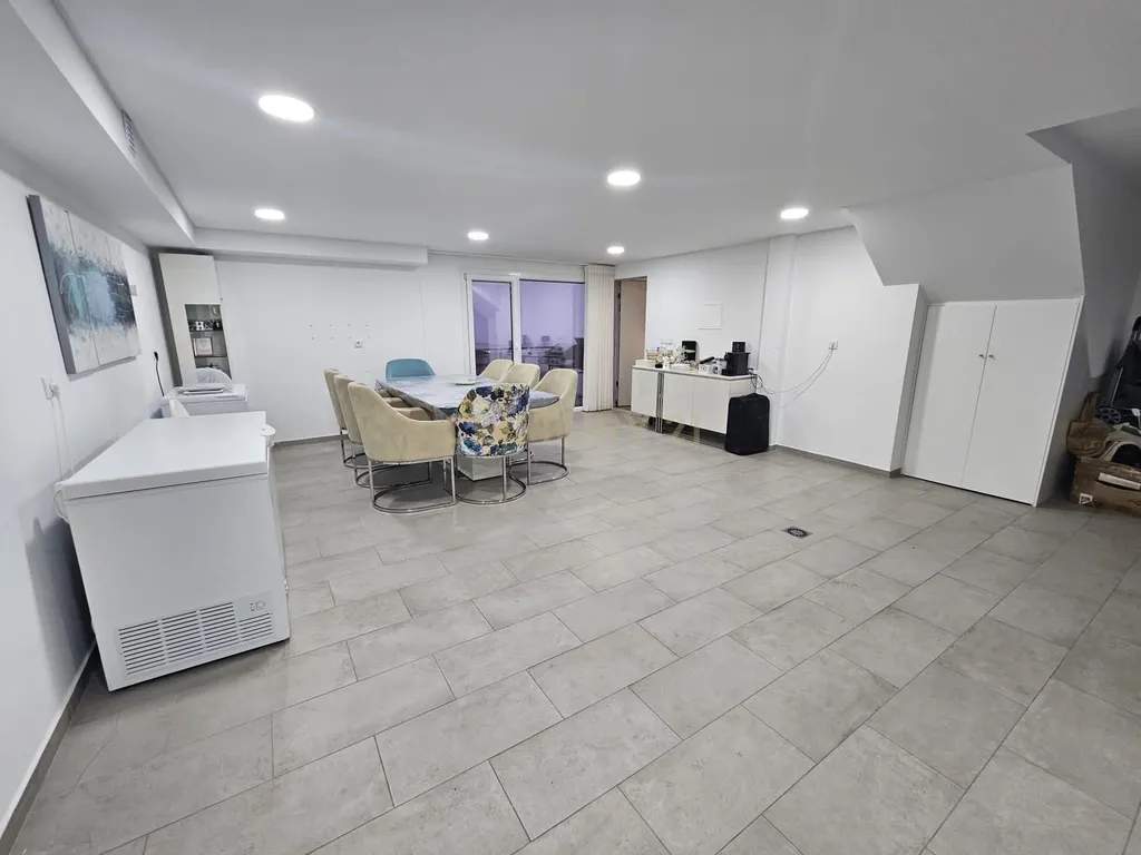 Moradia T4+1 de Luxo em Famões – Elegância, Conforto e Localização Premium - Image 20