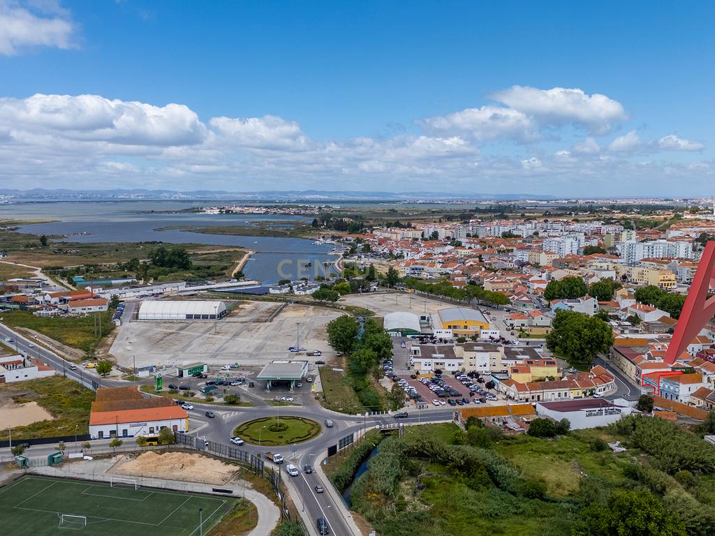 Loja com potencial para comercio e serviços ou reconversão de habitação no centro da Moita - Image 15