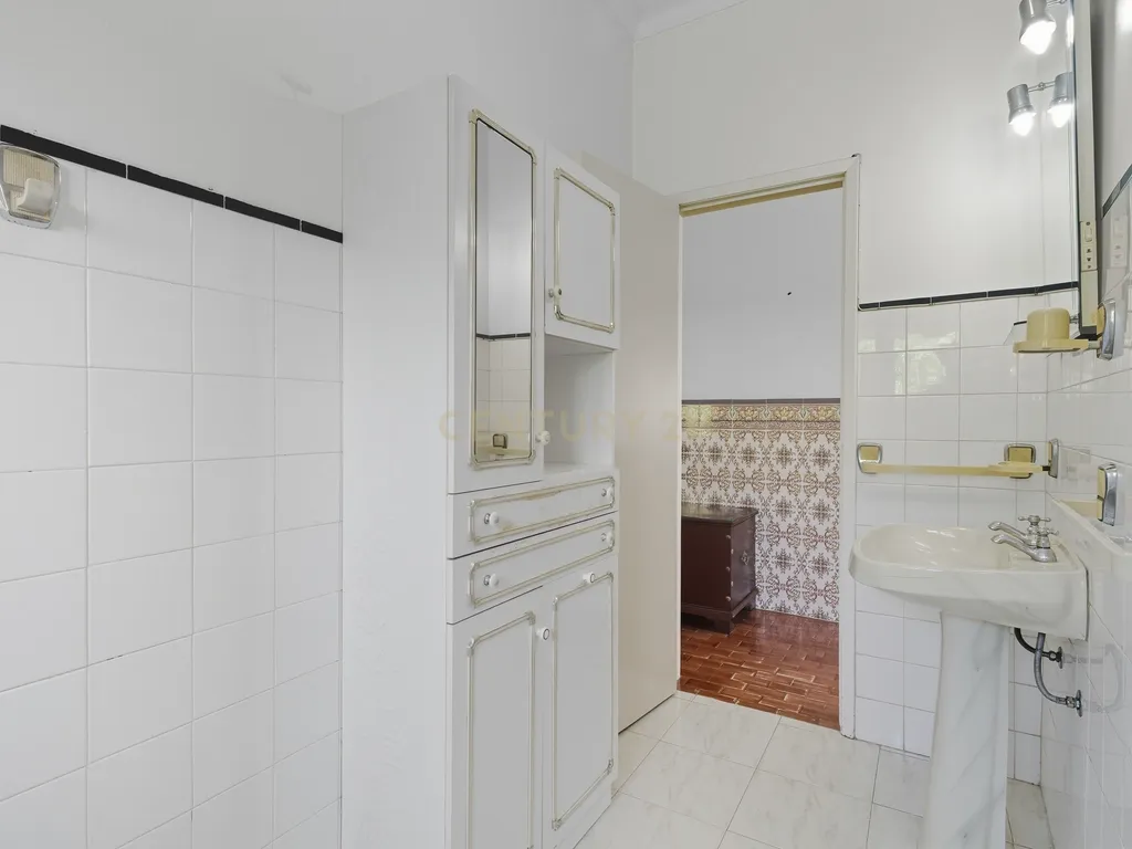 Moradia Bi-familiar com terreno de 800m2 urbanos - Paredes, Alenquer - Image 39