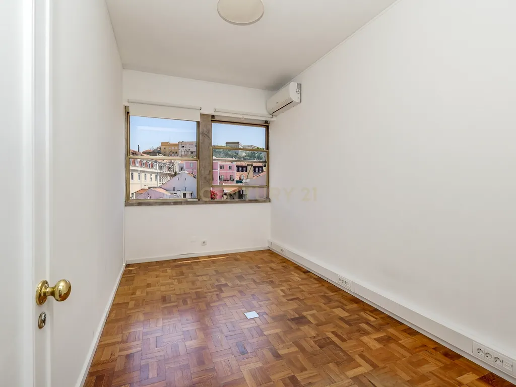 Escritório em zona de prestígio com 210 m² a 30 metros da Avenida da Liberdade! - Image 13