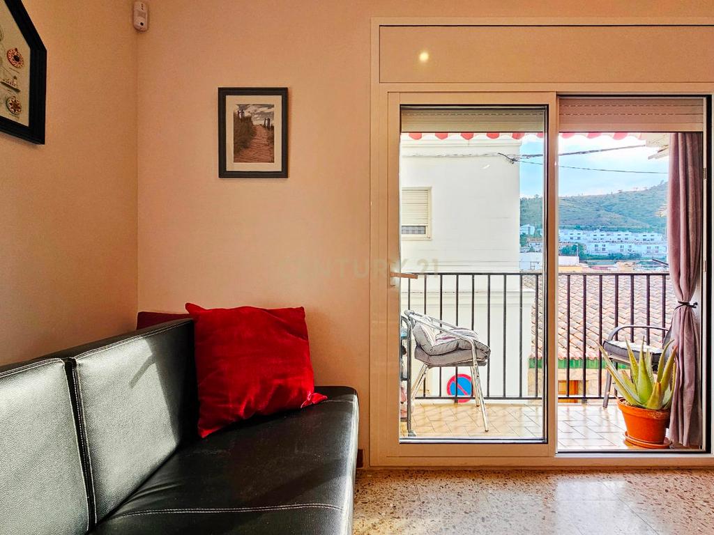Apartamento renovado com terraço a poucos passos da praia em Colera – Costa Brava - Image 2