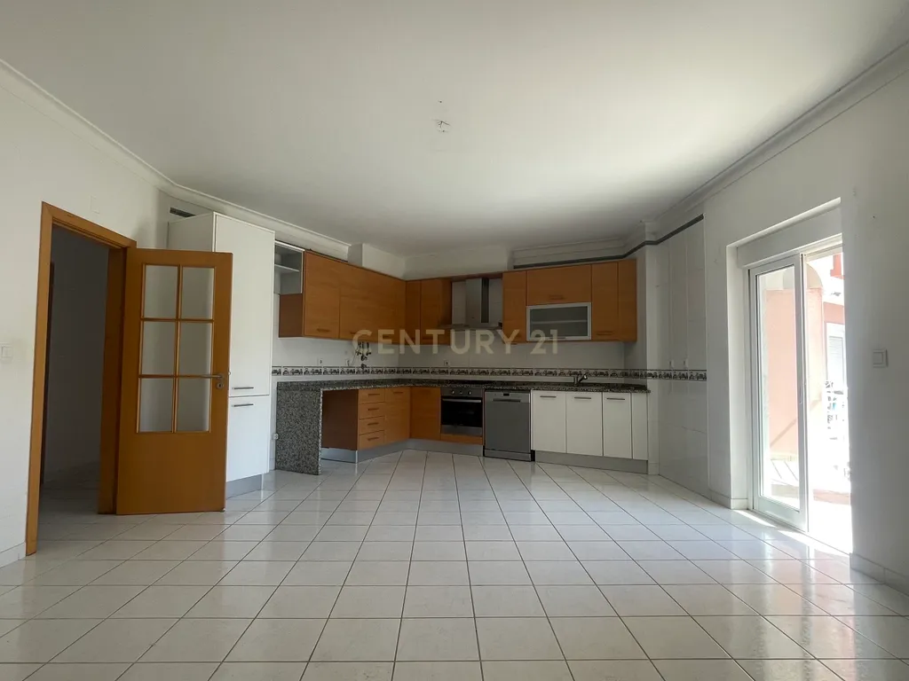 Apartamento T3, com Varandas e 3 Lugares de estacionamento, no Pinhal Novo - Image 7