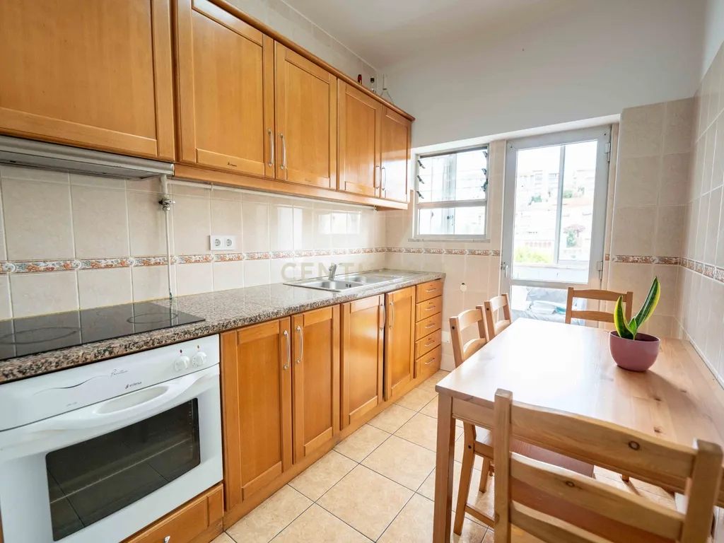Venda | Apartamento T2 + Sala convertida em dois quartos | Mobilado e equipado na Rua Padre António Vieira em Coimbra - Image 1