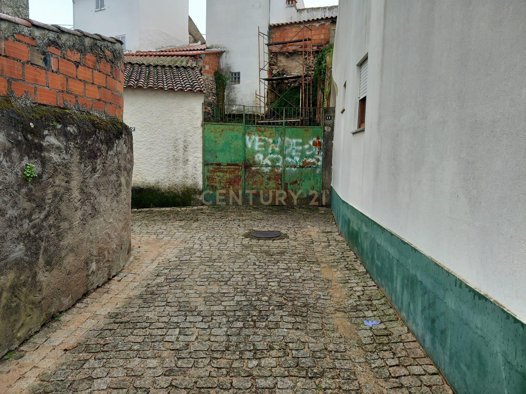 Moradia Com 2 pisos e quintal Ladoeiro - Image 15