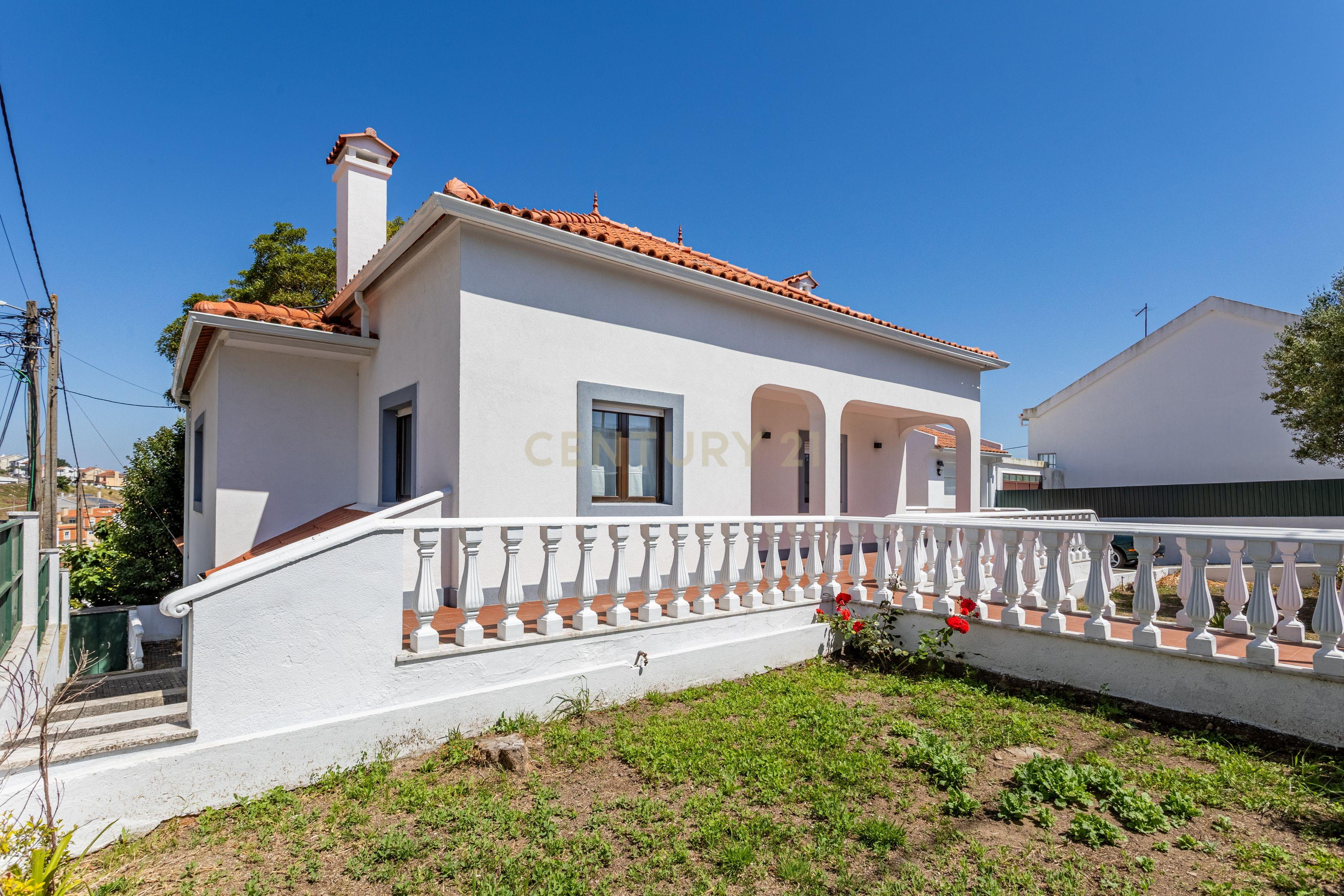 Moradia T5 isolada, inserida num lote de terreno de 750m2 em Casal de Cambra - Image 1
