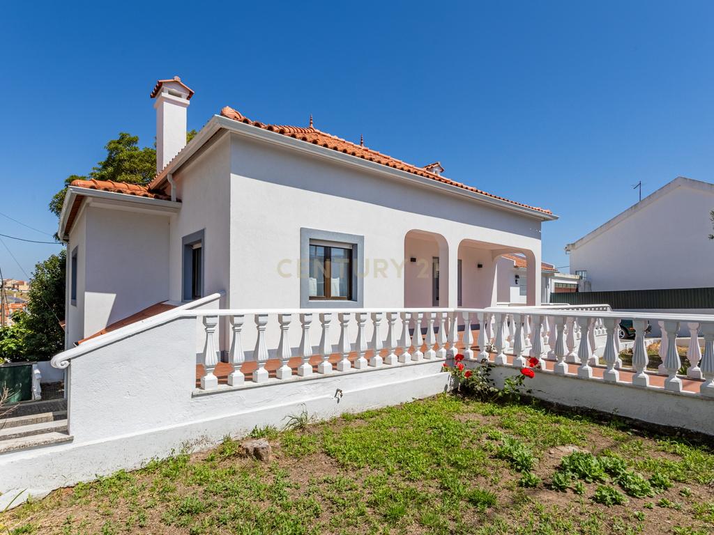Moradia T5 isolada, inserida num lote de terreno de 750m2 em Casal de Cambra - Image 1