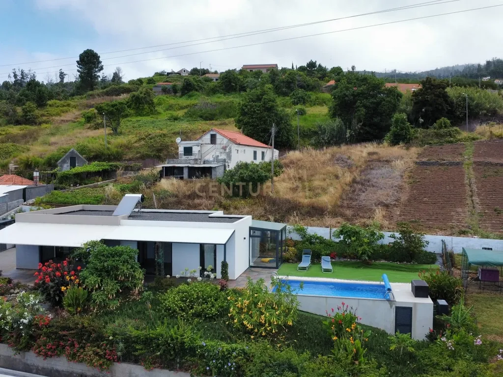 Moderna Moradia T2 com Vista Mar e Piscina na Calheta - Image 1