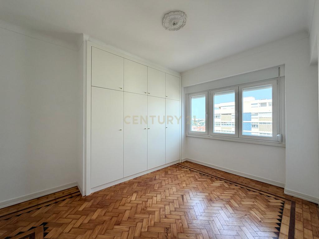 T3+1 Totalmente Remodelado para Arrendamento em Alvalade - Image 22