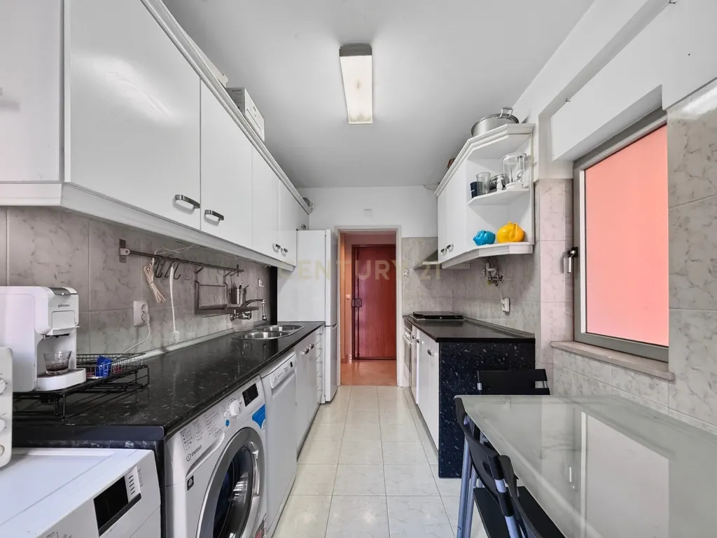 Apartamento T3 Duplex com Vista Desafogada no Monte da Caparica - Image 10