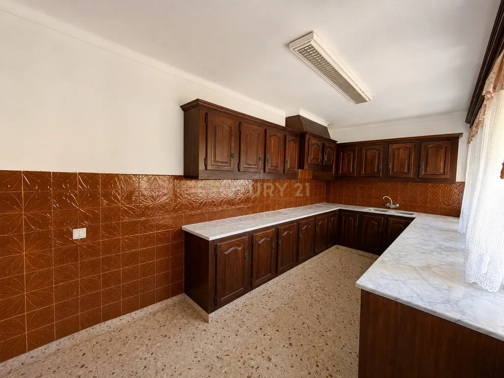 Moradia Isolada T5 de 300 m2 num lote de 900m2 - Image 17