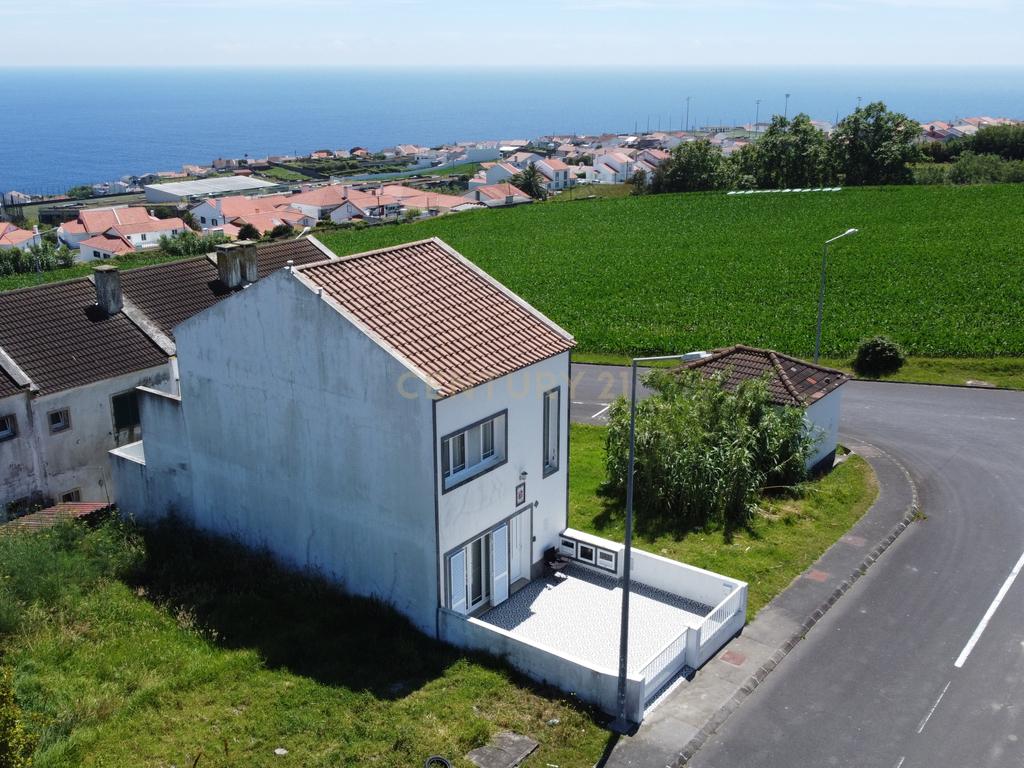  Moradia Prática e Luminosidade Natural em Ponta Garça – Um Refúgio Tranquilo na Ilha de São Miguel - Image 23