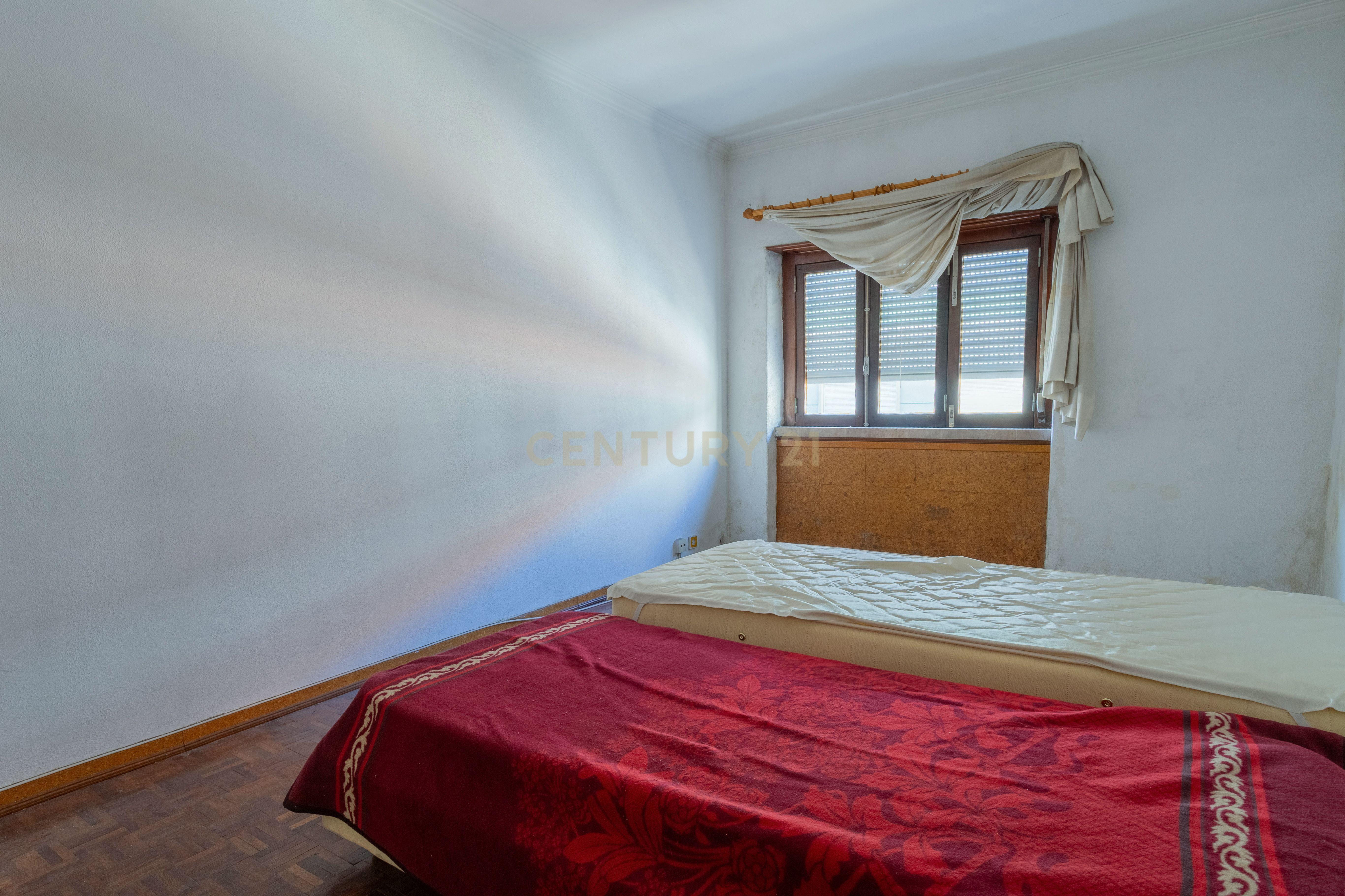 Fotografia 8 de Apartamento T3 em Almada, Cova da Piedade 1º andar sem elevador.