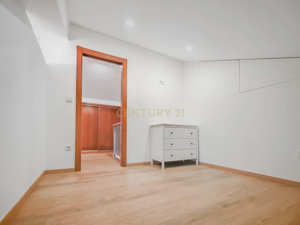 Apartamento T2 Dúplex com Vista Panorâmica e Garagem com Carregamento Elétrico | a 15 minutos de Mafra e Ericeira - Para arrendamento! - Image 20