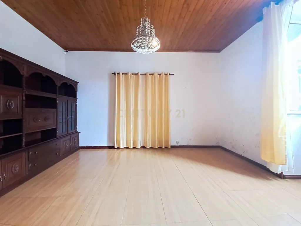 Moradia no Centro da Povoação com 2 Garagens - Image 12