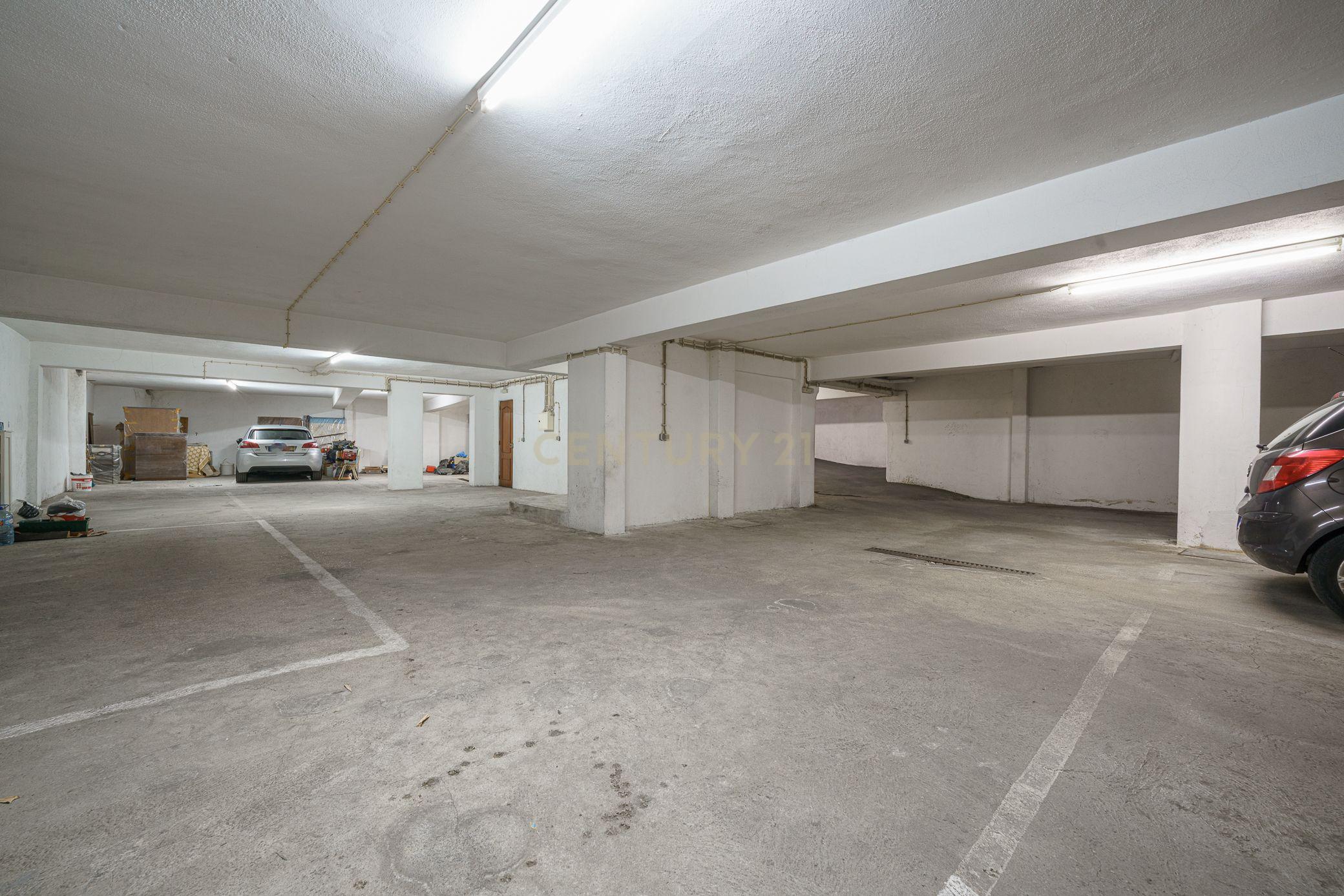 Apartamento T2 com Parqueamento, Varandas e Lareira - Perto do Centro da Cidade - Image 22