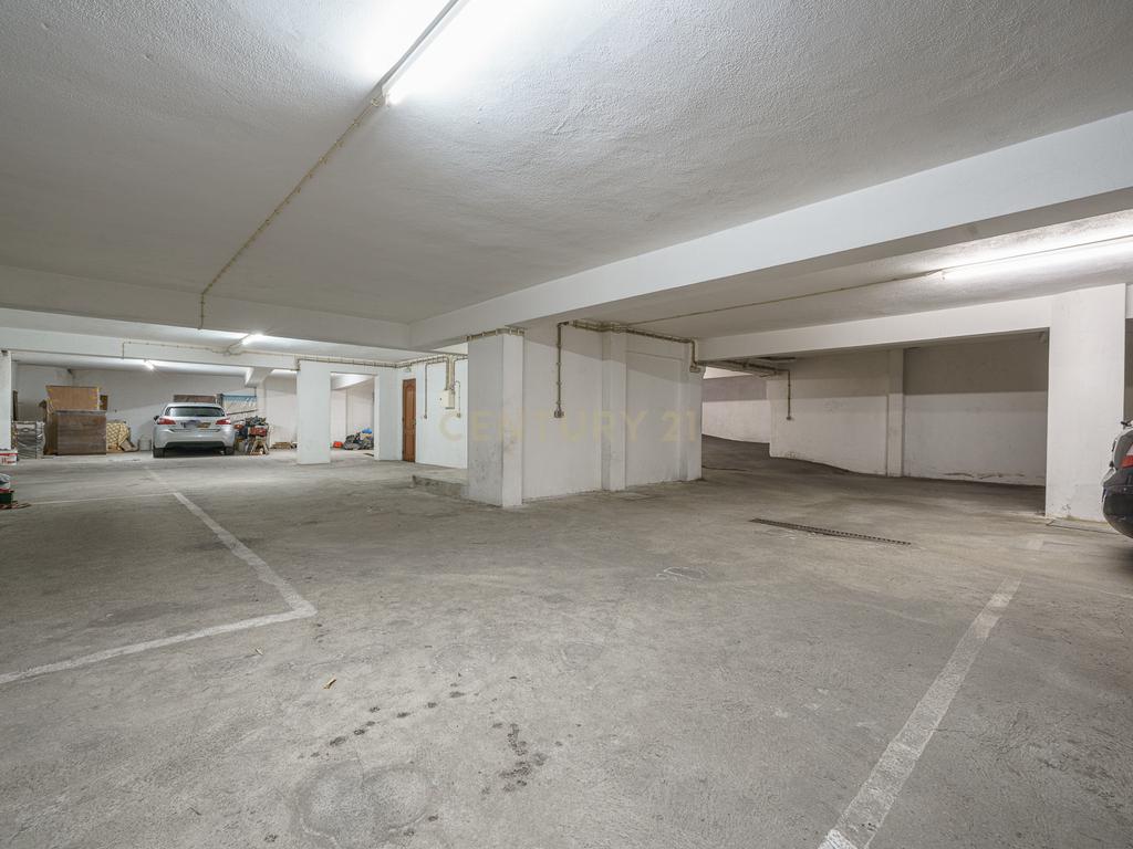 Apartamento T2 com Parqueamento, Varandas e Lareira - Perto do Centro da Cidade - Image 22