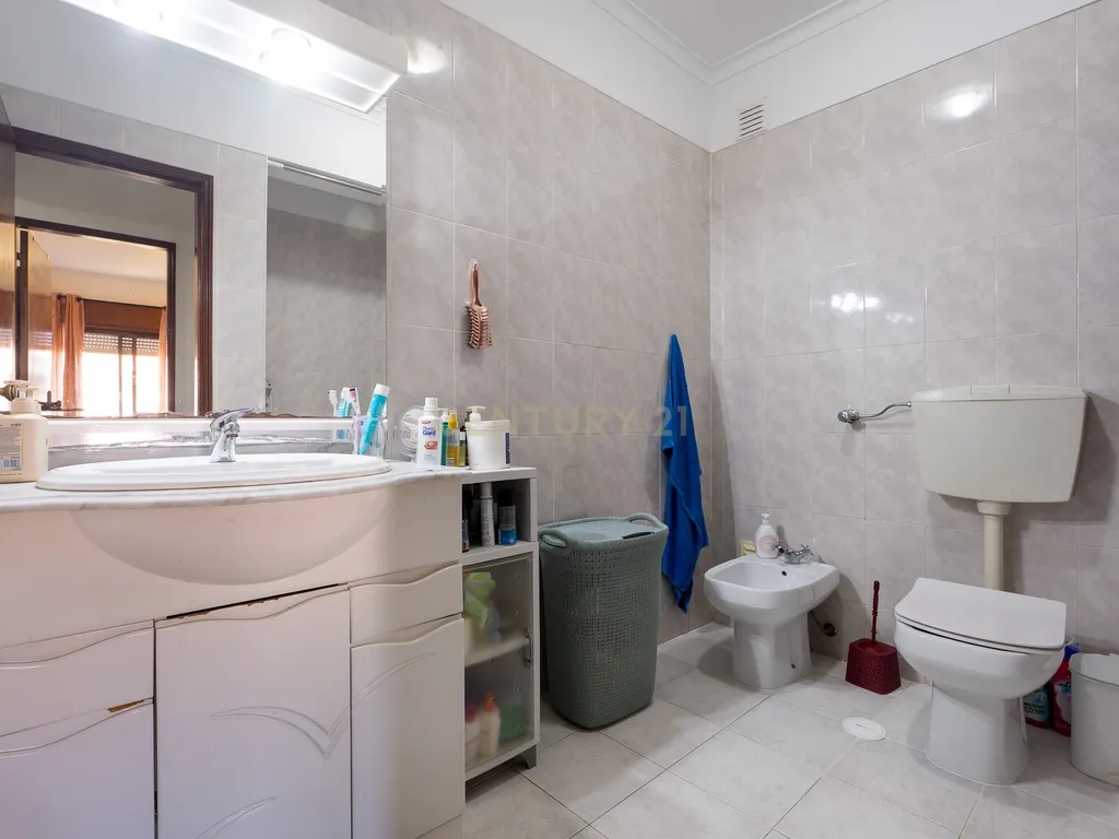 Apartamento de tipologia T2, com varanda, 1 wc e arrecadação, localizado em Agualva – Cacém, inserido em prédio de construção de 1996. - Image 29