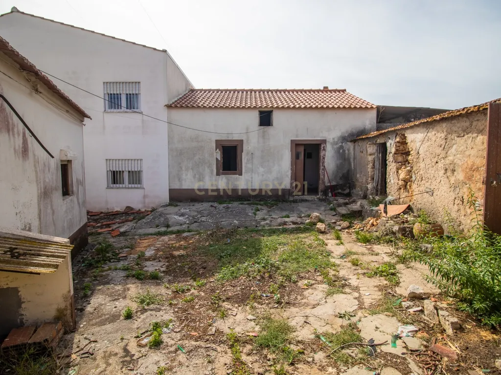 Casa típica portuguesa para remodelação a poucos minutos das praias da Figueira da Foz - Image 3