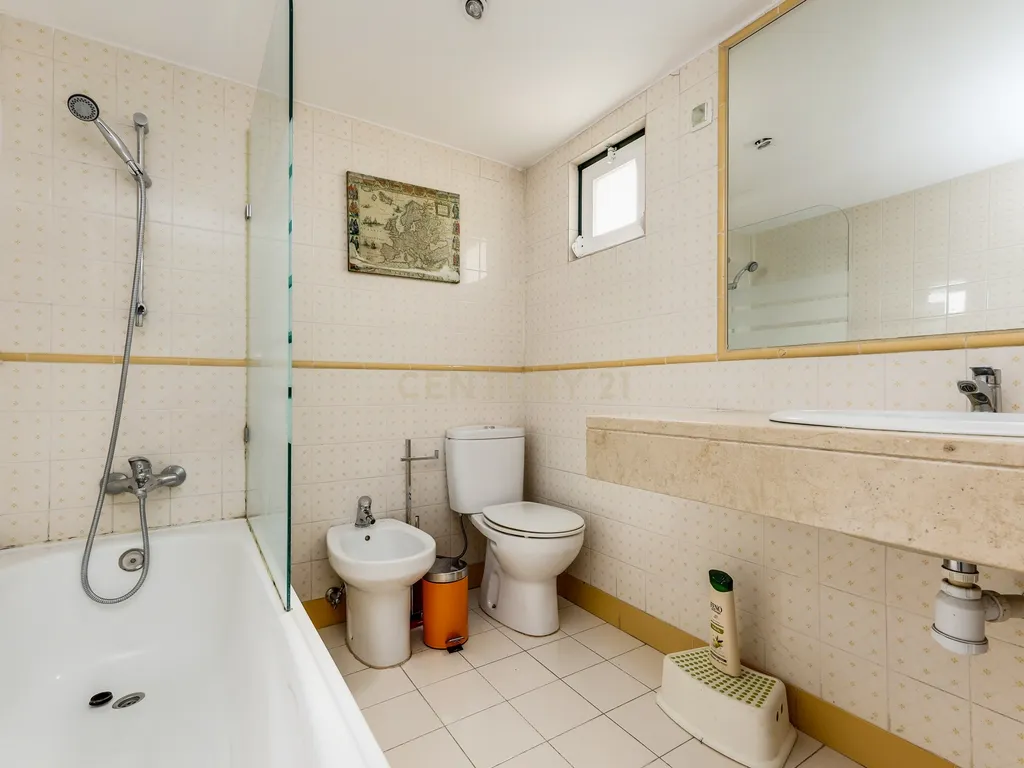 T2 DUPLEX EM ALFAMA COM VISTA PARA ARRENDAR - Image 16