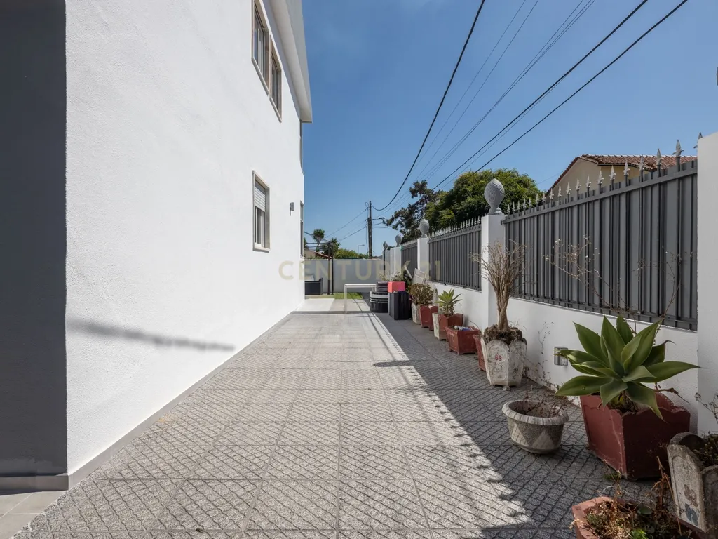 Moradia T4 com Anexo | Garagem Independente | 221 m² de Construção | 10 minutos da praia | Quintinhas | Charneca de Caparica - Image 30