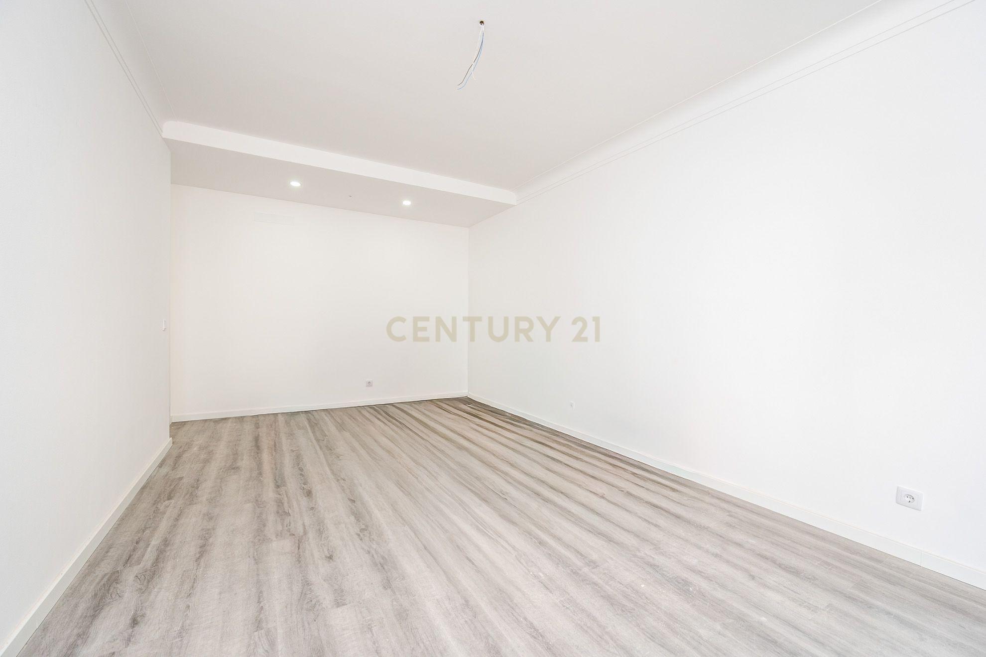 Fotografia 11 de Apartamento T4 Duplex em Queluz, perto do Palácio Nacional, totalmente remodelado e equipado (em fase de acabamento).