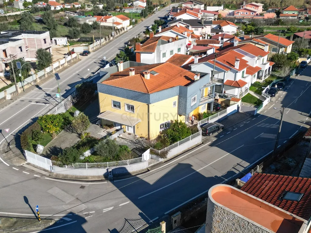 Moradia T4 com sótão versátil e excelentes acessos – uma oportunidade única - Image 33