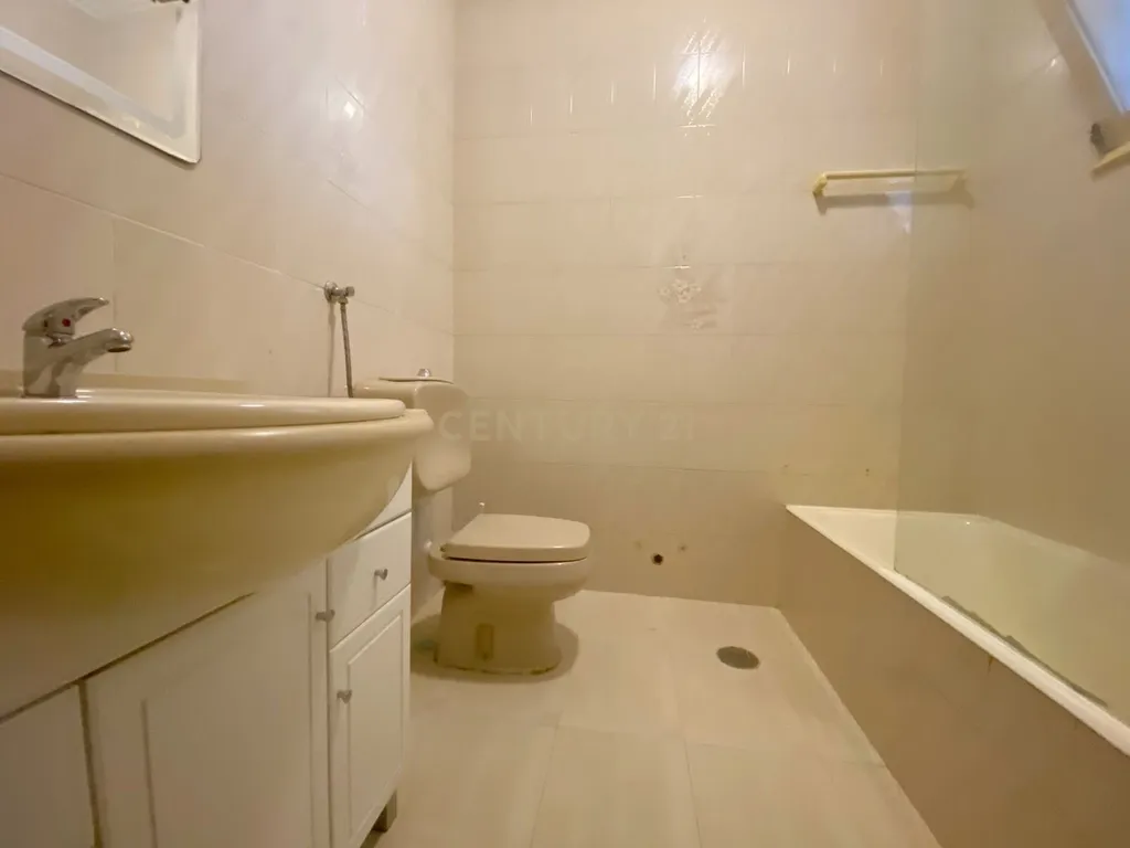 Moradia de Sonho Independente com 4 Frentes em Granito – Privacidade, Espaço e Conforto - Image 19
