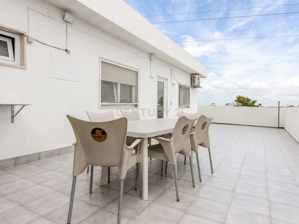 Excelente Apartamento de 4 Assoalhadas com Terraço e Sótão Independente na Quinta do Conde. - Image 2