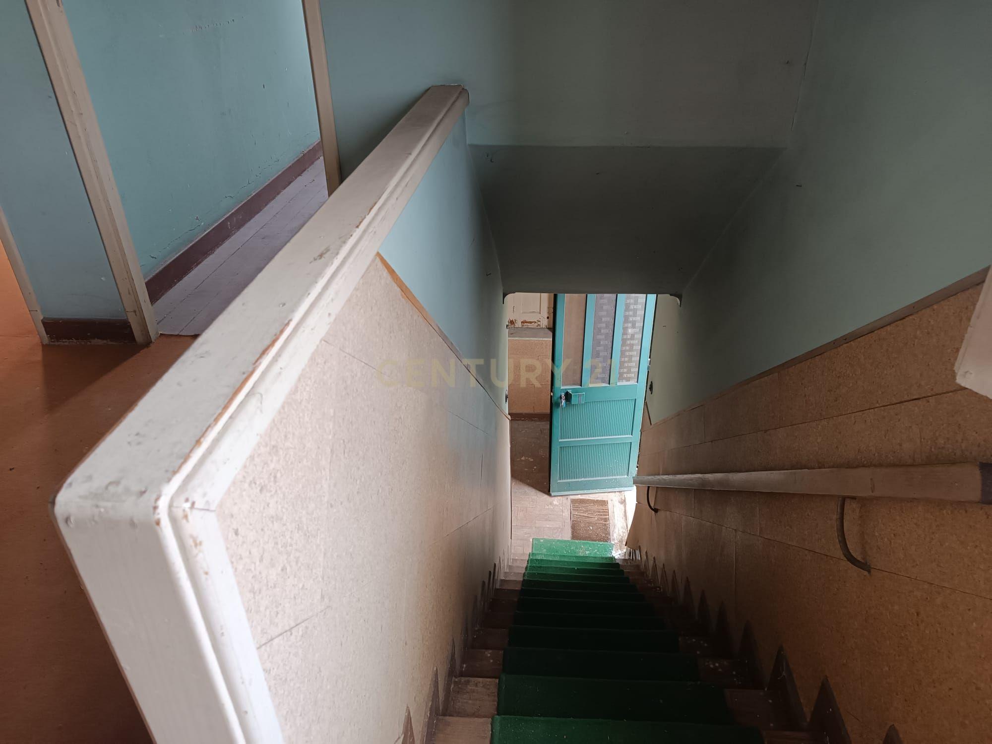 Moradia bifamiliar com cinco quartos, terreno e água para reconstrução no coração da Cidade da Maia, em Gueifaes - Image 20