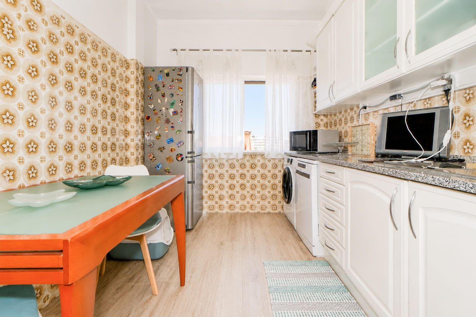 Fotografia 9 de Apartamento T2 semi-renovado com 2 marquises e muita luminosidade no Bairro Afonso Costa | Praceta Dom Paio Peres Correia, Setúbal